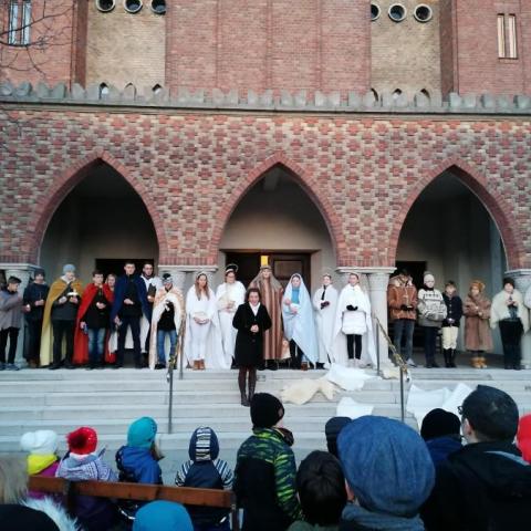 A Rákospalota-Óvárosi Református gyülekezet hagyományainak megfelelően, 2019 december 24.-én kora délután az ifisek előadták a betlehemest a templom előtti lépcsőn. 