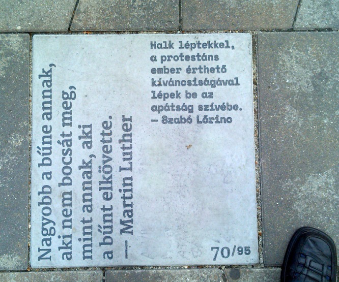 darab, betonba öntött idézet hirdeti a reformáció üzenetét a járókelők számára. Egy–egy híres reformátor és egy–egy magyar költő, gondolkodó idézete