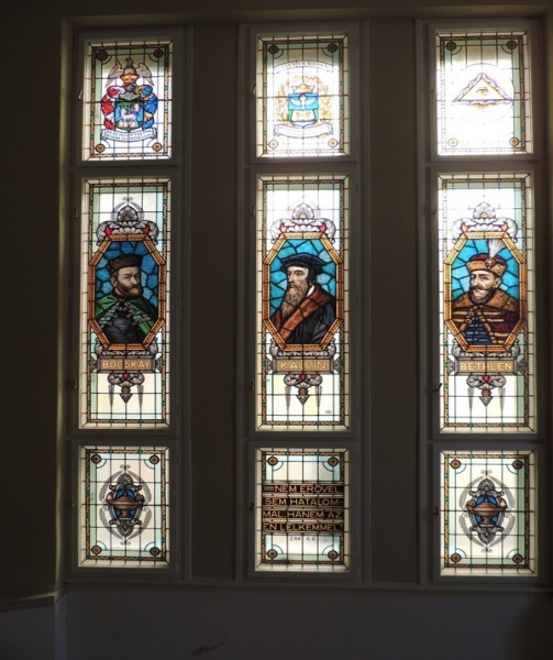 ólomüveg ablak  reformátorok alakját ábrázolva
